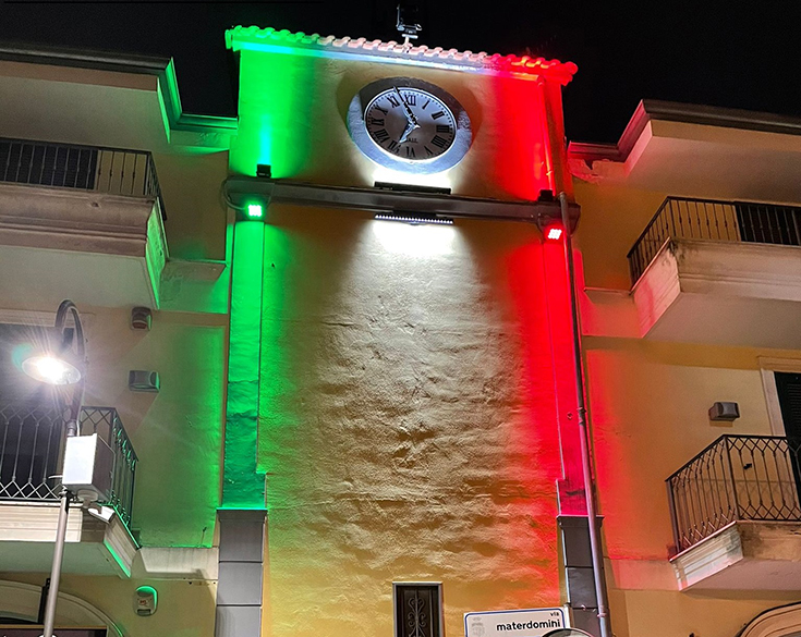 Mariglianella, illuminato con il  tricolore dell'orologio storico per la Celebrazione dell'Unità Nazionale.