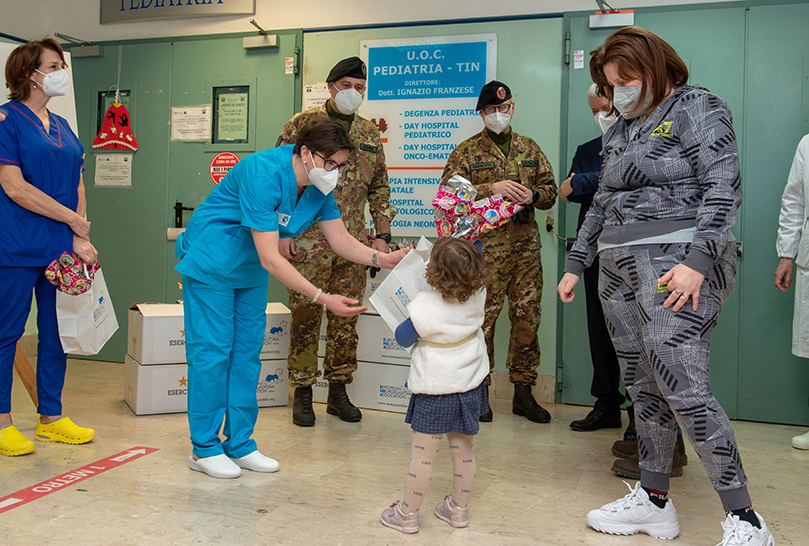 Il personale del battaglione trasmissioni VULTURE regala uova pasquali ai bambini ricoverati all'ospedale di Nocera Inferiore