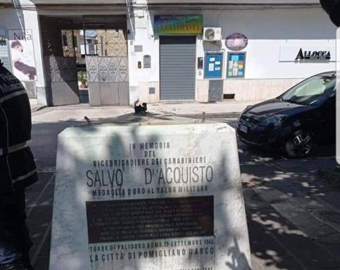 Pomigliano, rubano la statua di Salvo D'Acquisto per acquistare droga:  2 giovani denunciati.
