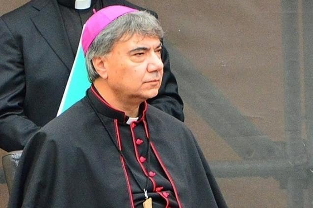 L'arcivescovo di Napoli Battaglia officia la messa del Giovedì Santo all'Ospedale Monaldi
