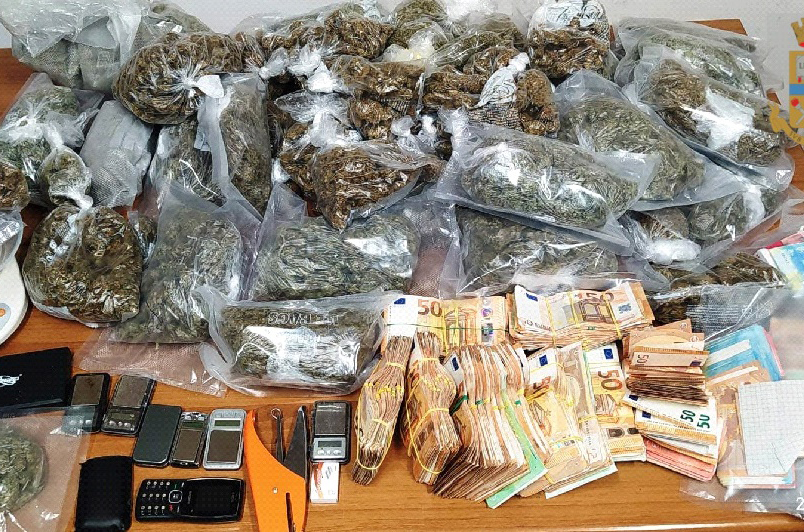 Sequestrati circa 4 kg di droga e 87.350 euro:  donna arrestata e denunciato l'ex compagno.
