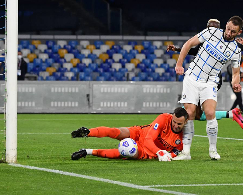 Regalo di Handanovic e pareggio di Eriksen: Napoli-Inter termina 1-1