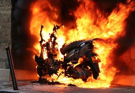 Incendio di due scooter: due arresti