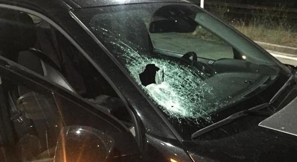 Vesuviano, lancia sassi contro auto e scooter: arrestato 25enne