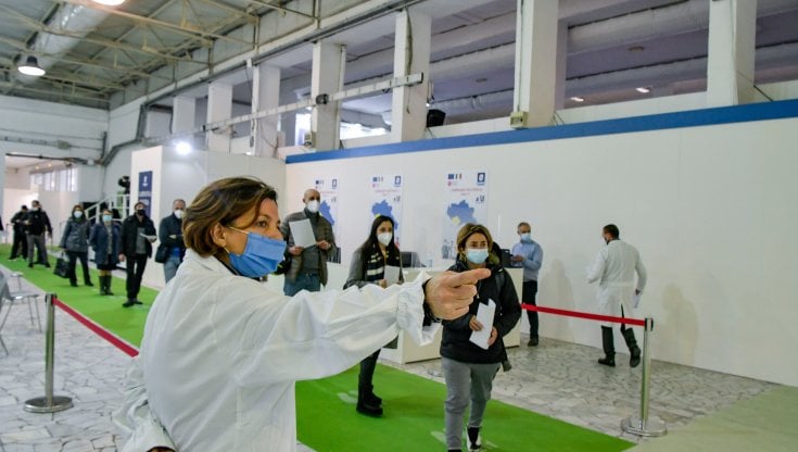 Italia arriva al traguardo delle 500 mila vaccinazioni in un giorno: target centrato.