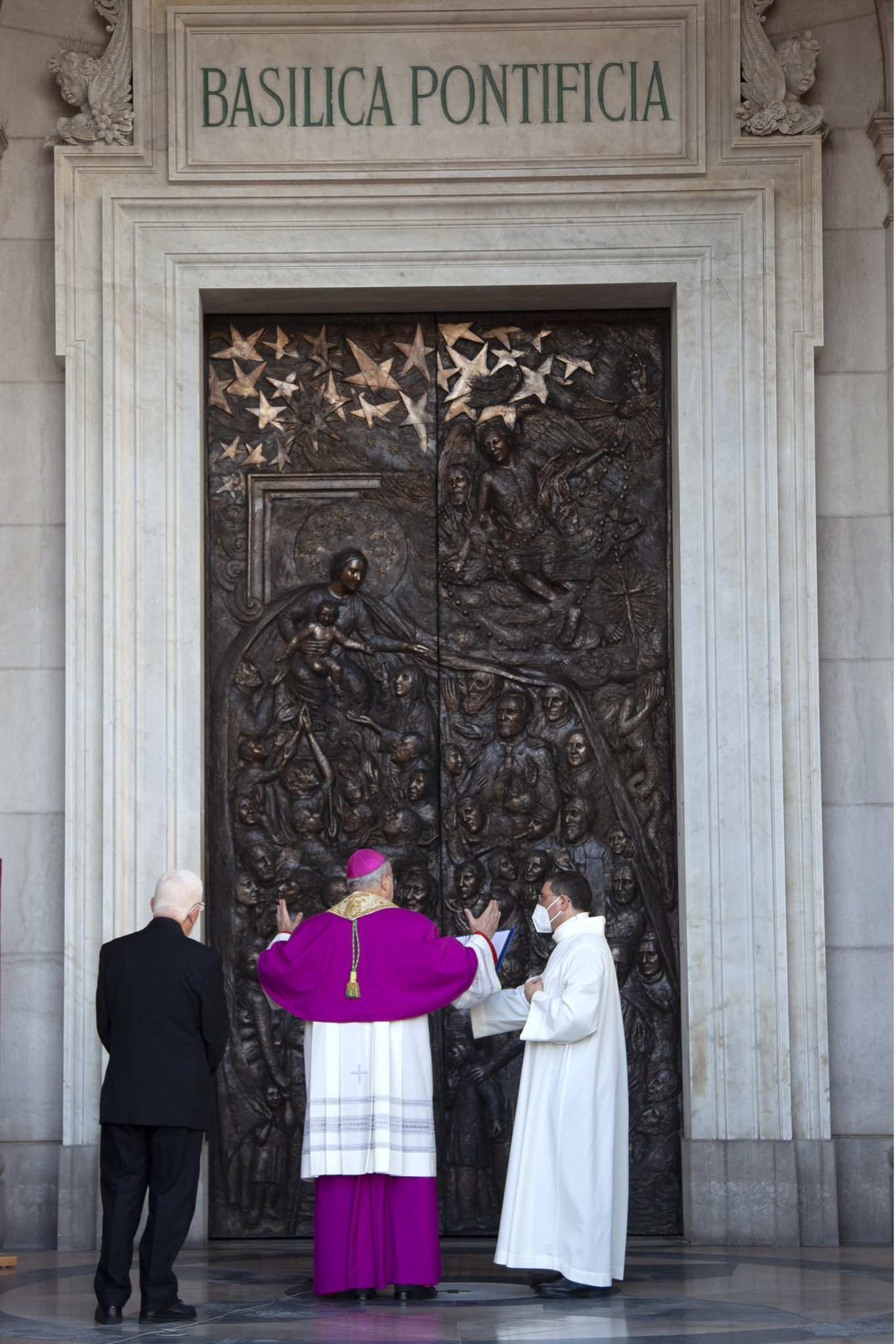 Pompei: svelata la nuova porta di bronzo del Santuario