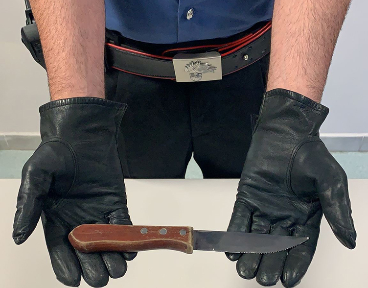 Minaccia l'ex con un coltello da cucina: arrestato 43enne.