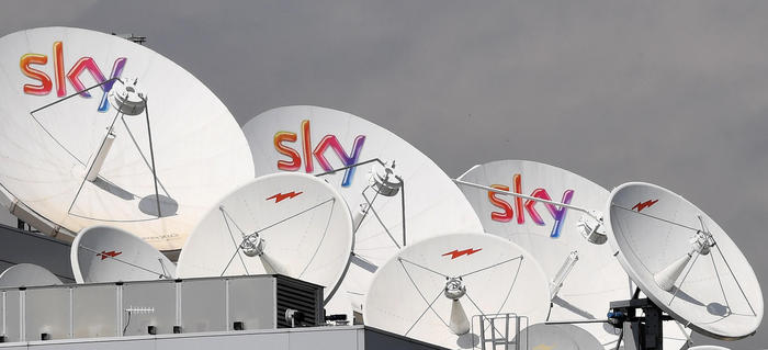 Diritti tv: offerta da 500 milioni di Sky a Dazn