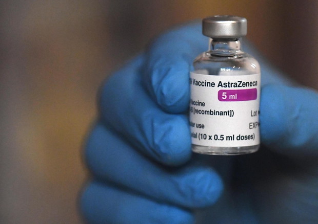 Vaccini, AstraZeneca solo a over 60
