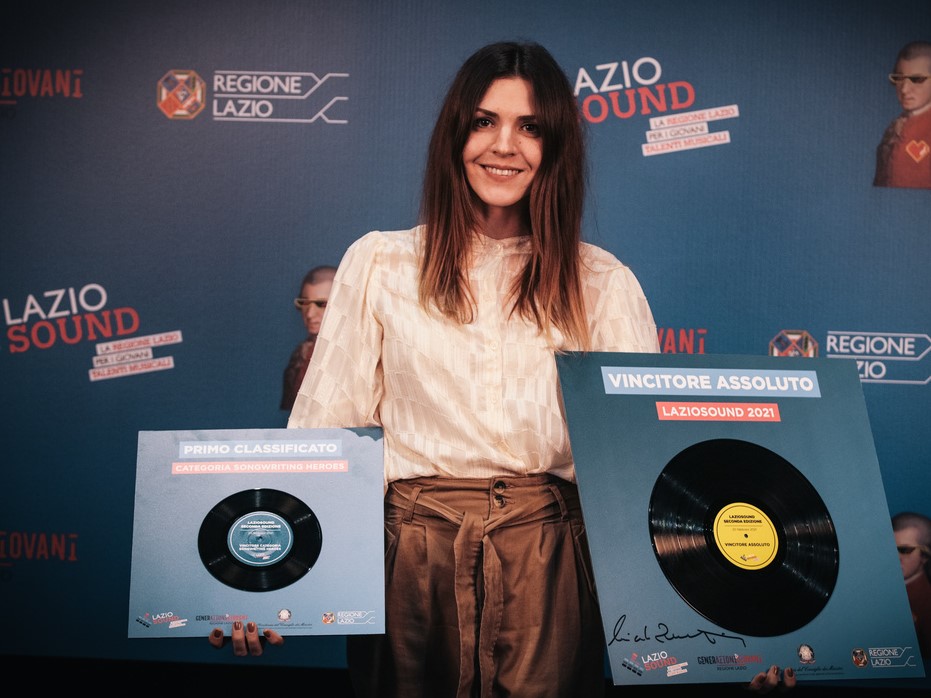 Sospesa: il primo singolo in italiano di Claire Audrin