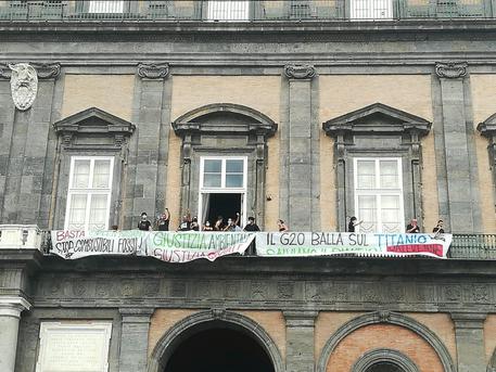 G20,  Napoli: blitz dei movimenti a Palazzo Reale