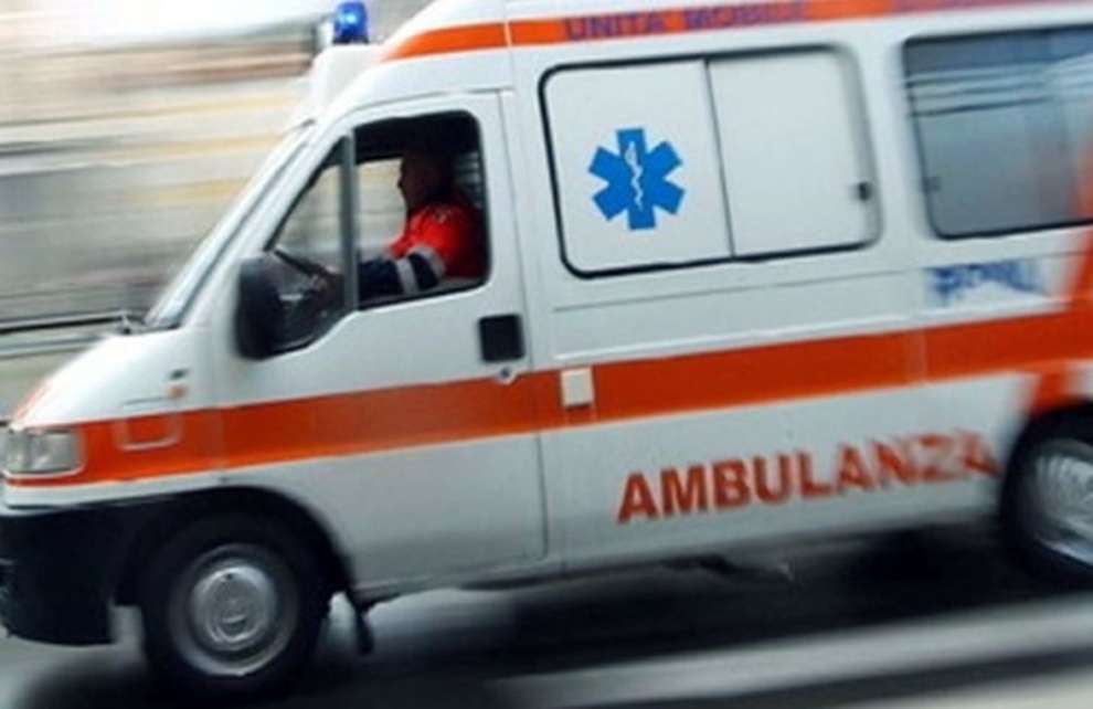 Colpisce un'ambulanza durante una rissa: denunciato