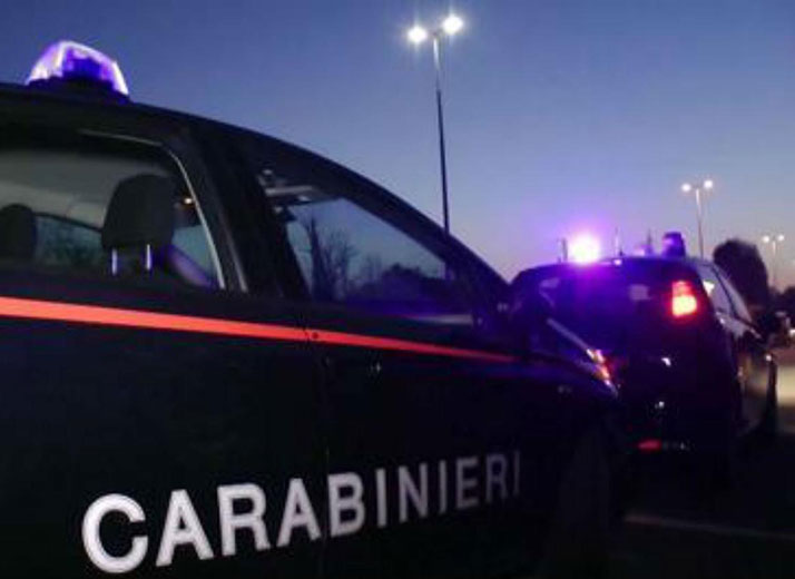 Manca l'acqua e chiama il 112: carabinieri aiutano 92enne in difficoltà