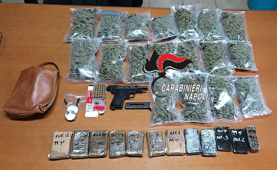 In casa una pistola, marijuana, hashish e cocaina:  arrestato 55enne