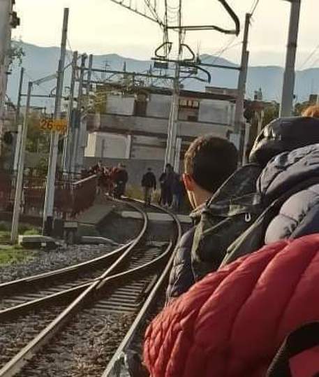 Terzigno, guasto a treno: passeggeri sui binari