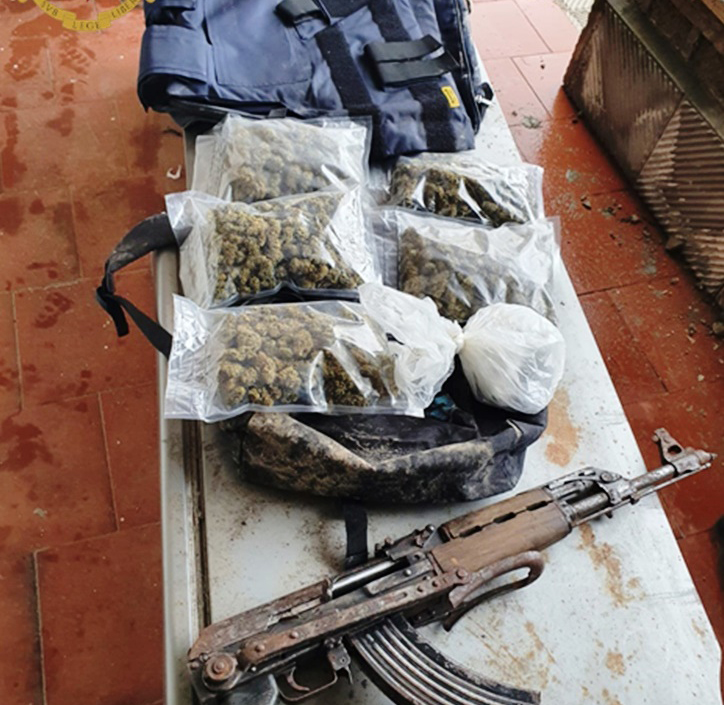 Blitz anticamorra: trovati un fucile mitragliatore, marijuana, cocaina ed hashish
