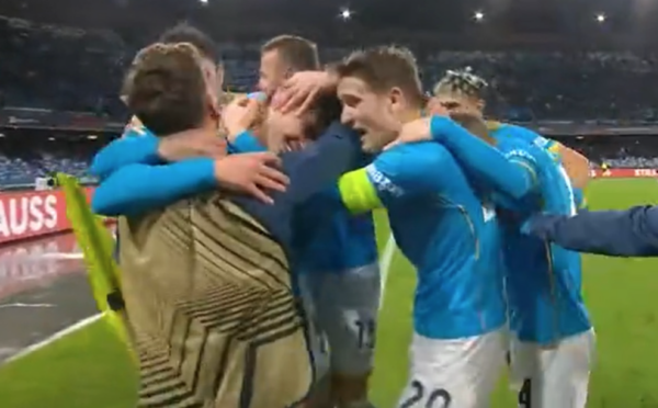 Napoli ai sedicesimi di Europa League: battuto 3-2 il Leicester