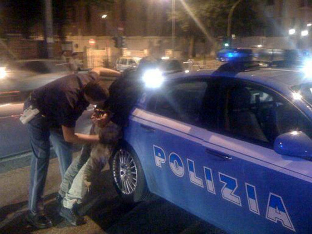 Nolano aggredisce i poliziotti: arrestato.