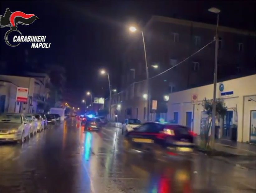 Fanno esplodere bomba davanti alla caserma dei carabinieri: denunciati due minori