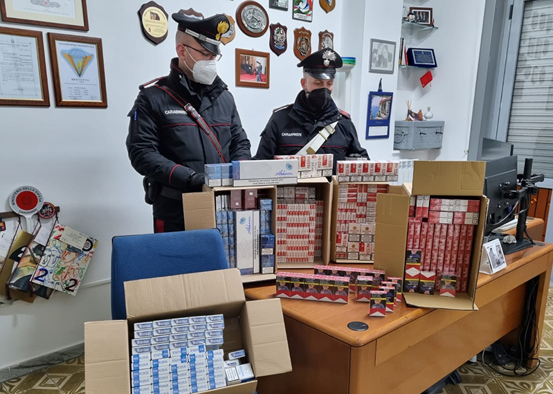 Vesuviano, fabbrica abusiva di abiti e sigarette di contrabbando: arrestato 49enne