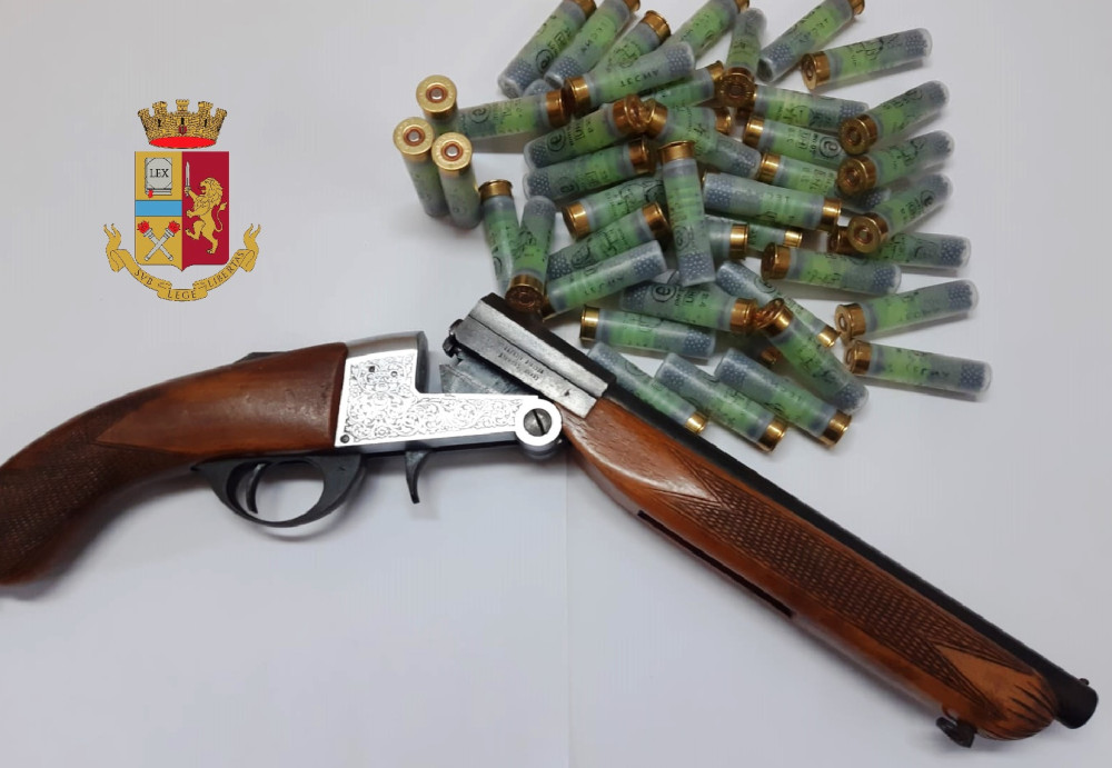 Acerra, fucile a canne mozze e munizioni in casa: arrestato