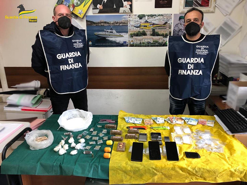 Cocaina, marijuana, hashish e droga dello stupro: scovato market della droga: arrestati due pusher
