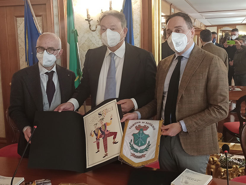Saviano, donata litografia del Carnevale  al presidente del Consiglio regionale della Campania