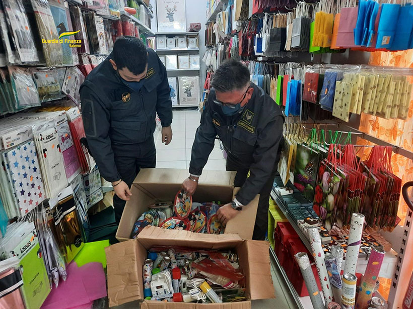 Sequestrati circa 1.500 articoli contraffatti in un negozio