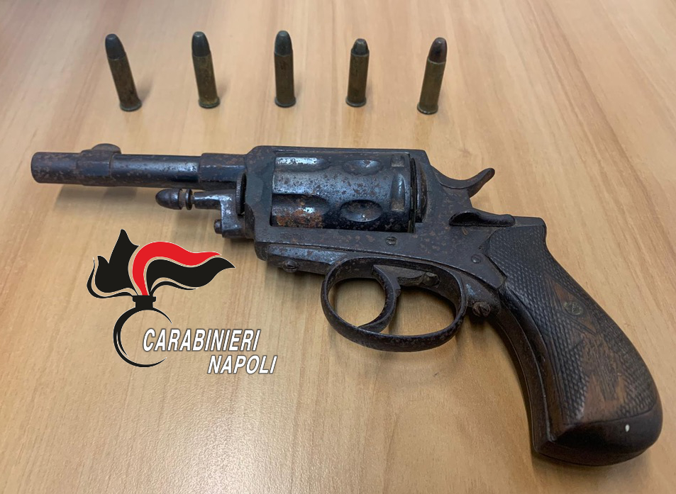 Denunciato per violenze dalla moglie i carabinieri trovano in casa una pistola clandestina: arrestato