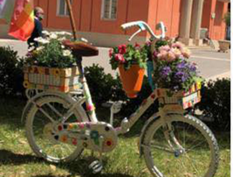 Marigliano: una bici in piazza per la pace. È  dell'artista Santolo Esposito.