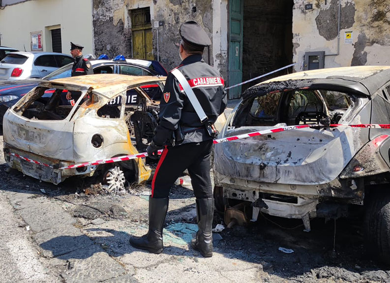 Vesuviano, incendia 4 auto: arrestato piromane