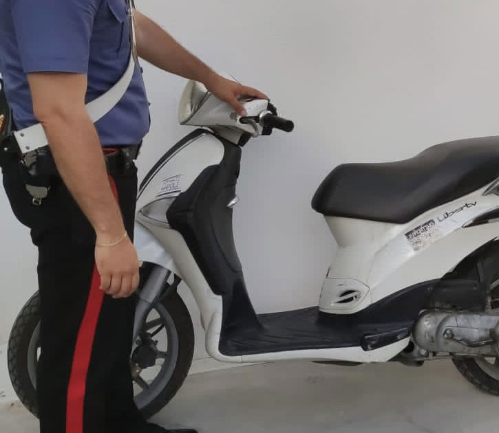 In giro su  uno scooter rubato: arrestato 32enne e denunciato il passeggero incensurato