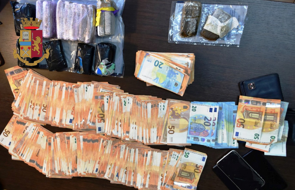 Somma Vesuviana, in  hotel con 2 kg di droga e 35.000 euro:  3 arresti