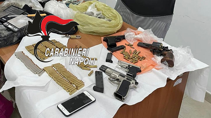 Cocaina, marijuana e un arsenale in un magazzino:  arrestato 38enne