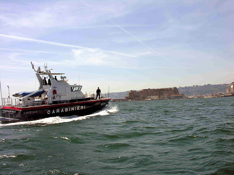 Evasione: scoperto su una barca si butta in acqua e nuota per km. Arrestato 39enne