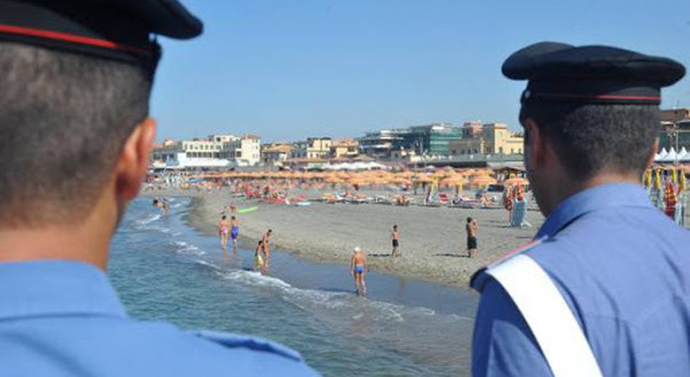 Spaccio terra-mare sulla spiaggia: arrestato 30enne