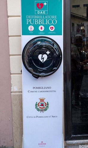 Pomigliano d'Arco-Inaugurato il primo defibrillatore pubblico