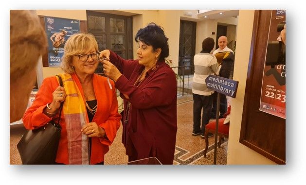 Trianon Viviani, il pubblico del teatro dona una ciocca di capelli per Mahsa Amini
