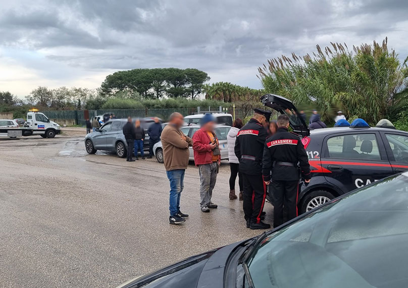 Blitz nel mercato delle pulci fuori il campo rom: multe, sequestri e un arresto