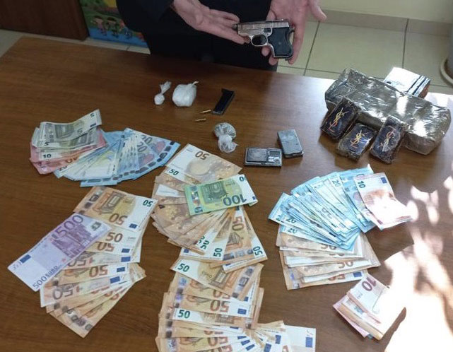Pistola, droga e 4580 euro in casa:  arrestate 2 persone