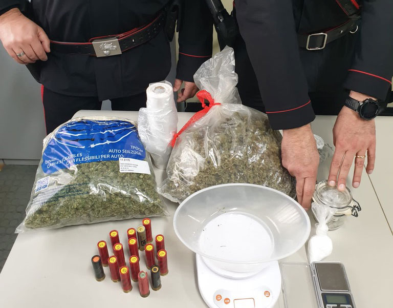 Un chilo e 300 grammi di marijuana nella bottega: arrestato 52enne