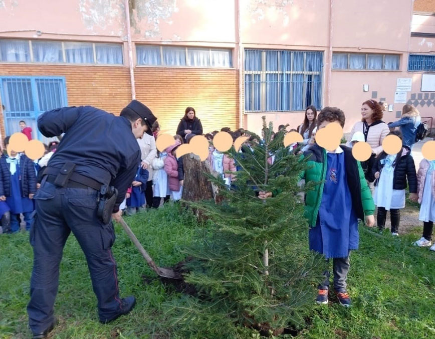 La  Festa dell'Albero  a scuola con i carabinieri forestali.