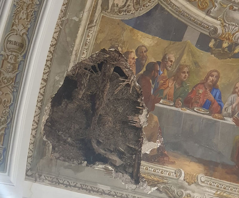 Mariglianella, cadono calcinacci dall'abside della chiesa San Giovanni Evangelista