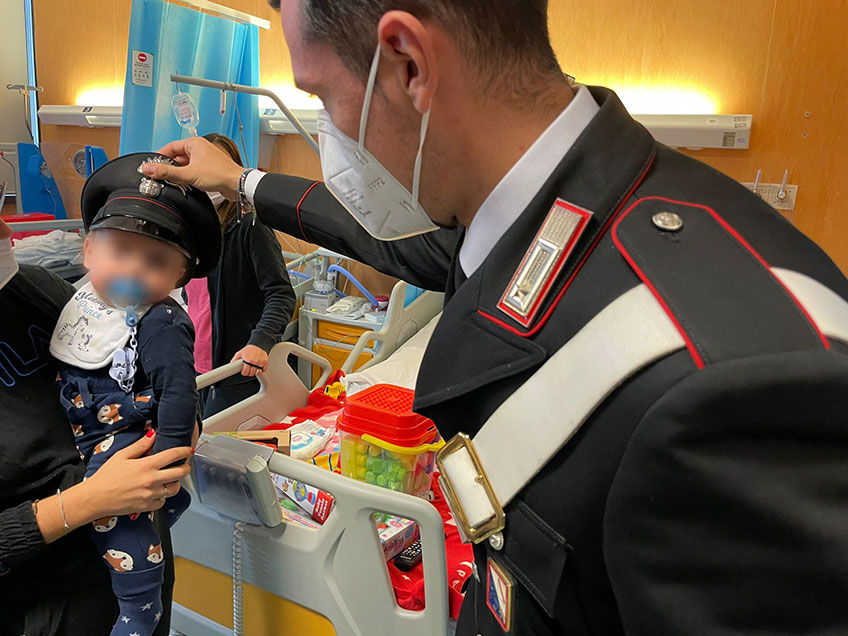 Carabinieri e Casper donano regali ai piccoli pazienti del reparto pediatrico del Santa Maria delle Grazie