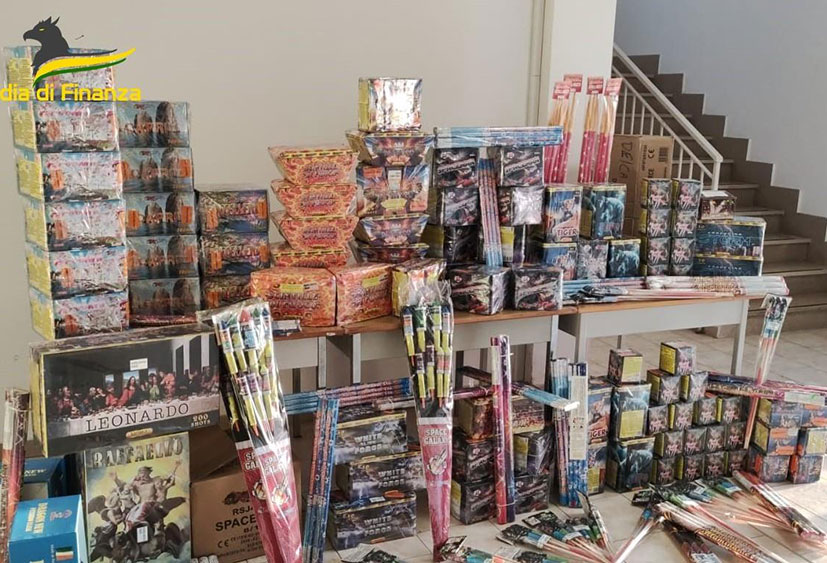 Sequestrati circa 5000 pezzi di fuochi d'artificio: denunciato un commerciante