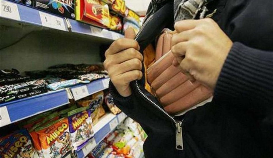 Ruba alimenti in un supermercato: arrestata 60enne