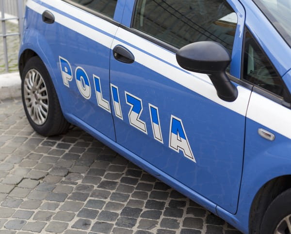 Droga nascosta nel muro a Scampia: arrestato un uomo
