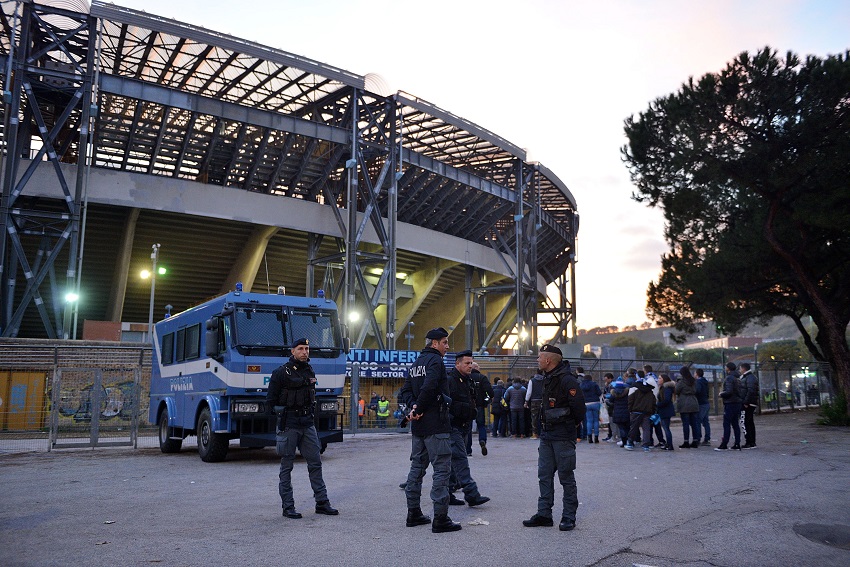 Incontro di calcio Napoli-Roma: denunce e sanzioni.