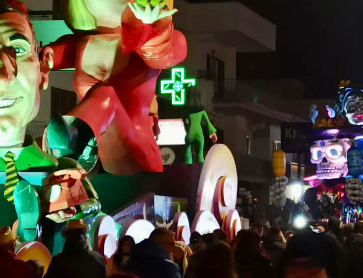 Carnevale di Saviano: alle 15 di domani la sfilata dei 10 carri allegorici