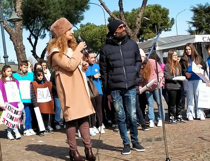 Casalnuovo, la Viviani in piazza per bullismo e cyberbullismo